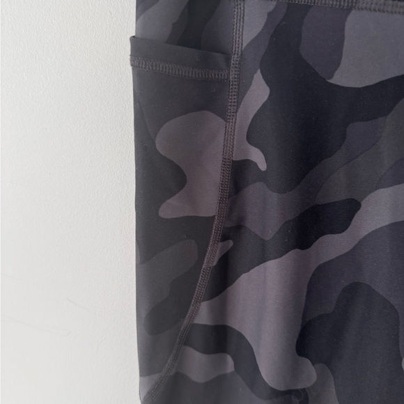 Old Navy camouflage Elevate Legging - Picture 3 of 5